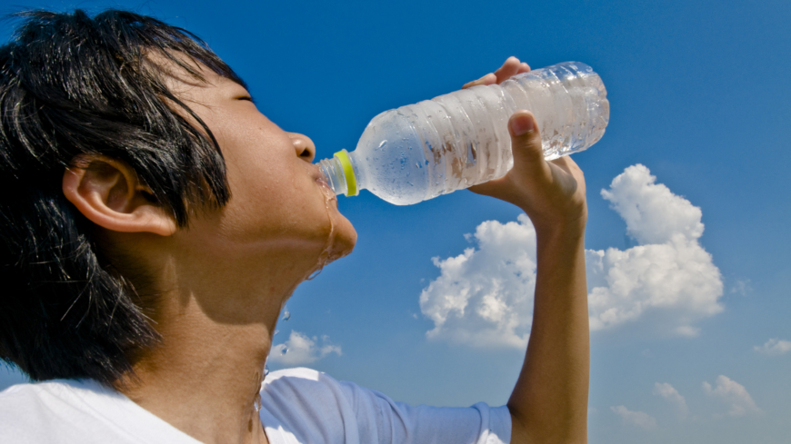 Normalt behöver kroppen cirka 1,5 liter vatten om dagen, så med temperaturer över 30 grader behöver vi givetvis få i oss ännu mer vatten.  Foto: Shutterstock